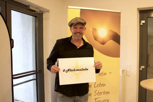 Dr. Heinz-Wilhelm (Doc) Esser begrüßte zahlreiche Besucher des 30. Hospiztags mit dem Hauptthema Demenz. (Foto © Sarah Schmitz)