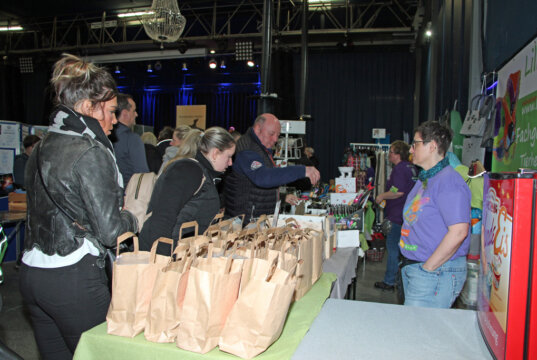 Die erste Hundemesse zog zahlreiche Hundefreunde in die Cobra, wo sie sich um "Alles rund um den Hund" informieren konnten. (Foto © Sandra Grünwald)