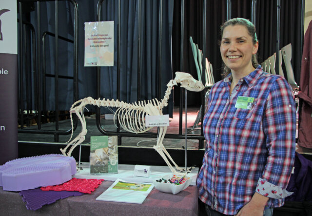 Bei der Hundemesse in der Cobra gab es Infos, Zubehör und Futter rund um den Hund, über einen gesunden Bewegungsapparat informierte Pia Fahlbusch, die in ihrer Praxis Physiotherapie und Osteopathie für Hunde anbietet. (Foto © Sandra Grünwald)