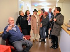 Mitarbeiter des Gerhard-Berting-Hauses feierten gestern gemeinsam mit Bewohnern und Künstlern die gelungene Vernissage von Hutvariationen und berühmten Persönlichkeiten (Foto: © Martina Hörle)