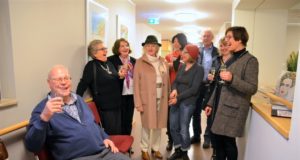 Mitarbeiter des Gerhard-Berting-Hauses feierten gestern gemeinsam mit Bewohnern und Künstlern die gelungene Vernissage von Hutvariationen und berühmten Persönlichkeiten (Foto: © Martina Hörle)