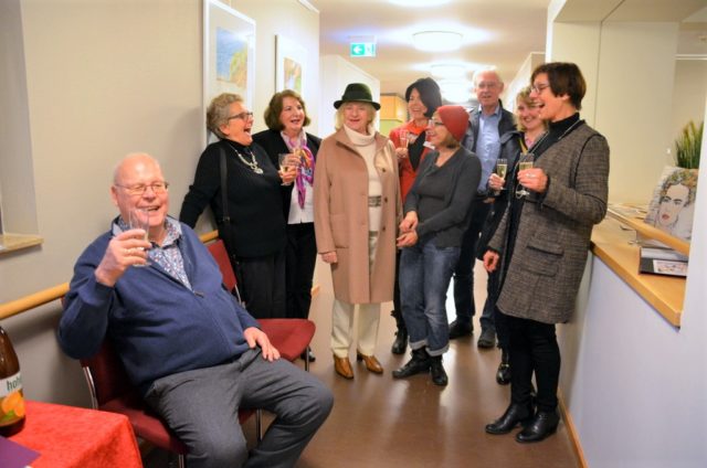 Mitarbeiter des Gerhard-Berting-Hauses feierten gestern gemeinsam mit Bewohnern und Künstlern die gelungene Vernissage von Hutvariationen und berühmten Persönlichkeiten (Foto: © Martina Hörle)