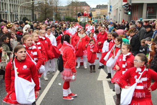 Der Rosenmontagszug 2017 in der Solinger City. (Archivfoto: © Bastian Glumm)