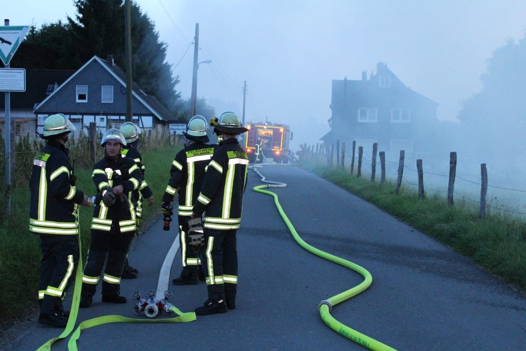 In Oberburg brannten am Dienstagabend 80 Heuballen. (Foto: © Tim Oelbermann)