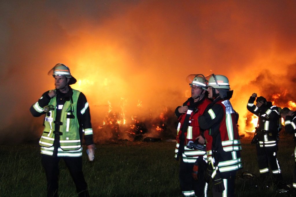 Kurz darauf standen auch in Remscheid 250 Heuballen in Flammen. (Foto: © Tim Oelbermann)