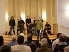 Burkhard Uhlig-Preuss vom Caritasverband dankte zahlreichen Unterstützern und kündigte die Musikband „Fighting Spirits“ an. (Foto © Sarah Schmitz)
