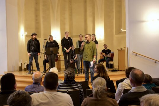 Burkhard Uhlig-Preuss vom Caritasverband dankte zahlreichen Unterstützern und kündigte die Musikband „Fighting Spirits“ an. (Foto © Sarah Schmitz)