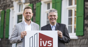 Thomas Broszat (li.) und Eberhard Stein führen seit Januar 2020 gemeinsam die Geschäfte der IVS Immobilien GmbH & Co. KG an der Gerberstraße in Solingen-Gräfrath. (Foto: © Cornelius Cantow)
