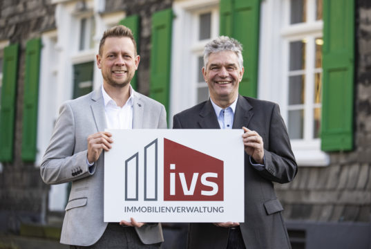 Thomas Broszat (li.) und Eberhard Stein führen seit Januar 2020 gemeinsam die Geschäfte der IVS Immobilien GmbH & Co. KG an der Gerberstraße in Solingen-Gräfrath. (Foto: © Cornelius Cantow)