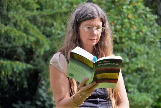 Am kommenden Samstag präsentiert die Autorin Saga Grünwald in der Galerie Märzhase im Südpark ihr neues Werk „Im Schatten der Tamfana“. Es ist der siebte und letzte Band der spannenden Reihe um Jocasta Loomis und ihre Freunde Gwydion und Sverre. Hier ist die Autorin bei der Präsentation von Band 6 zu sehen. (Archivfoto: © Martina Hörle)