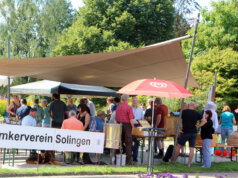 Viele Freunde des flüssigen Goldes kamen am Sonntag zum Imkertag in den Botanischen Garten. (Foto © Sandra Grünwald)