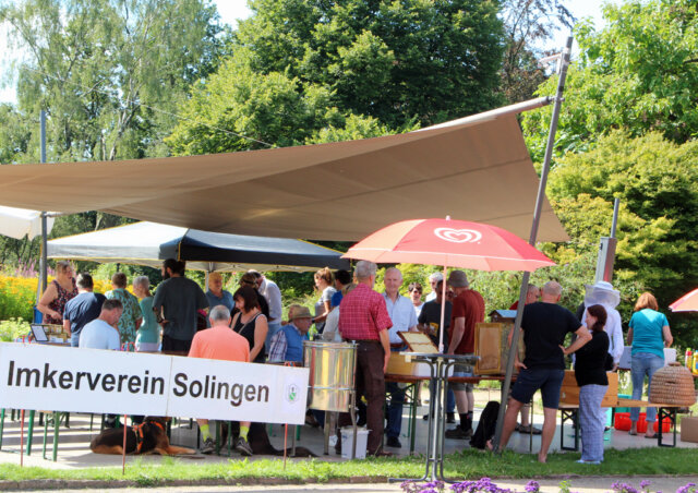 Viele Freunde des flüssigen Goldes kamen am Sonntag zum Imkertag in den Botanischen Garten. (Foto © Sandra Grünwald)