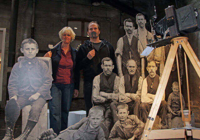 Museumsleiterin Nicole Scheda und Museumspädagoge Niko Pankop an der neuen Selfie-Wand im LVR-Industriemuseum. (Foto © Sandra Grünwald)