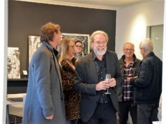 Ingo Schleutermann freut sich über den großen Erfolg seiner aktuellen Einzelausstellung „Zeichnungen“. Die Werke sind bis zum 2. Dezember in der Galerie Kirschey zu besichtigen. (Foto: © Martina Hörle)