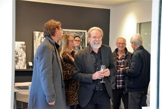 Ingo Schleutermann freut sich über den großen Erfolg seiner aktuellen Einzelausstellung „Zeichnungen“. Die Werke sind bis zum 2. Dezember in der Galerie Kirschey zu besichtigen. (Foto: © Martina Hörle)