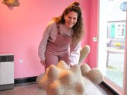 Lina Marie Eickhoff zeigt ihre Skulpturen in der Ausstellung „Inside Pink“ im Art-Eck. (Foto © Sandra Grünwald)