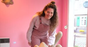 Lina Marie Eickhoff zeigt ihre Skulpturen in der Ausstellung „Inside Pink“ im Art-Eck. (Foto © Sandra Grünwald)