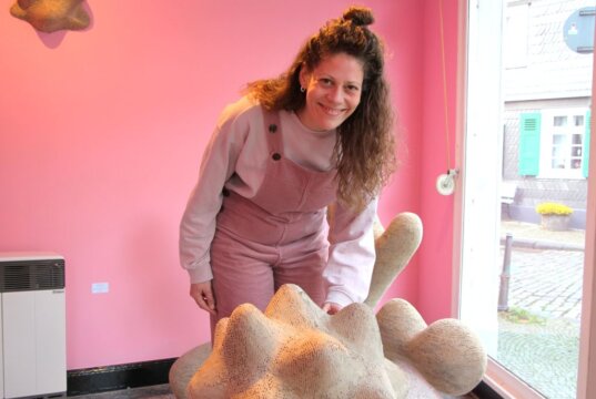 Lina Marie Eickhoff zeigt ihre Skulpturen in der Ausstellung „Inside Pink“ im Art-Eck. (Foto © Sandra Grünwald)