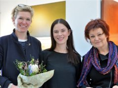 (v. li. Isabelle von Rundstedt, Jacqueline Hess, Astrid Kirschey) Seit Samstag präsentiert Künstlerin Jacqueline Hess ihre Ausstellung „Module“ in der Galerie Kirschey im Südpark. Die Eröffnungsansprache hielt Kuratorin und Kunstberaterin Isabelle von Rundstedt. (Foto: © Martina Hörle)