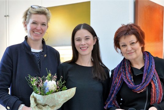 (v. li. Isabelle von Rundstedt, Jacqueline Hess, Astrid Kirschey) Seit Samstag präsentiert Künstlerin Jacqueline Hess ihre Ausstellung „Module“ in der Galerie Kirschey im Südpark. Die Eröffnungsansprache hielt Kuratorin und Kunstberaterin Isabelle von Rundstedt. (Foto: © Martina Hörle)