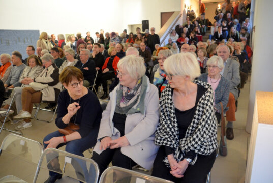 Am vergangenen Samstag fand wieder die traditionelle Jahresausstellung der Solinger Künstler im Kunstmuseum statt. Die zahlreich erschienenen Besucher waren begeistert von der Vielfalt der Arbeiten. (Foto: © Martina Hörle)