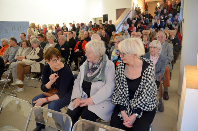 Am vergangenen Samstag fand wieder die traditionelle Jahresausstellung der Solinger Künstler im Kunstmuseum statt. Die zahlreich erschienenen Besucher waren begeistert von der Vielfalt der Arbeiten. (Foto: © Martina Hörle)