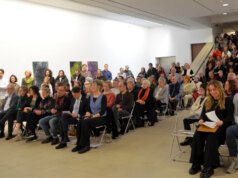 Ganz dünnes Eis: Wenn Kunst zur mahnenden Stimme der Gesellschaft wird Die Jahresausstellung „Ganz dünnes Eis“ vom Verein der Solinger Künstler fiel auch in diesem Jahr wieder auf großes Interesse. Viele Besucher waren ins Kunstmuseum gekommen, um die Vernissage mitzuerleben. (Foto: © Martina Hörle)