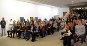 Ganz dünnes Eis: Wenn Kunst zur mahnenden Stimme der Gesellschaft wird Die Jahresausstellung „Ganz dünnes Eis“ vom Verein der Solinger Künstler fiel auch in diesem Jahr wieder auf großes Interesse. Viele Besucher waren ins Kunstmuseum gekommen, um die Vernissage mitzuerleben. (Foto: © Martina Hörle)