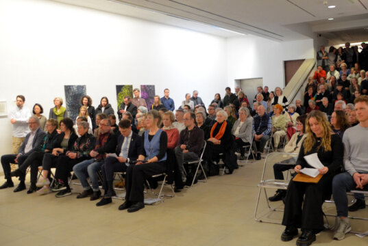 Die Jahresausstellung „Ganz dünnes Eis“ vom Verein der Solinger Künstler fiel auch in diesem Jahr wieder auf großes Interesse. Viele Besucher waren ins Kunstmuseum gekommen, um die Vernissage mitzuerleben. (Foto: © Martina Hörle)