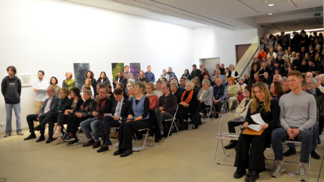 Jahresausstellung-2026-Solinger-Künstler - 1 Die Jahresausstellung „Ganz dünnes Eis“ vom Verein der Solinger Künstler fiel auch in diesem Jahr wieder auf großes Interesse. Viele Besucher waren ins Kunstmuseum gekommen, um die Vernissage mitzuerleben. (Foto: © Martina Hörle)