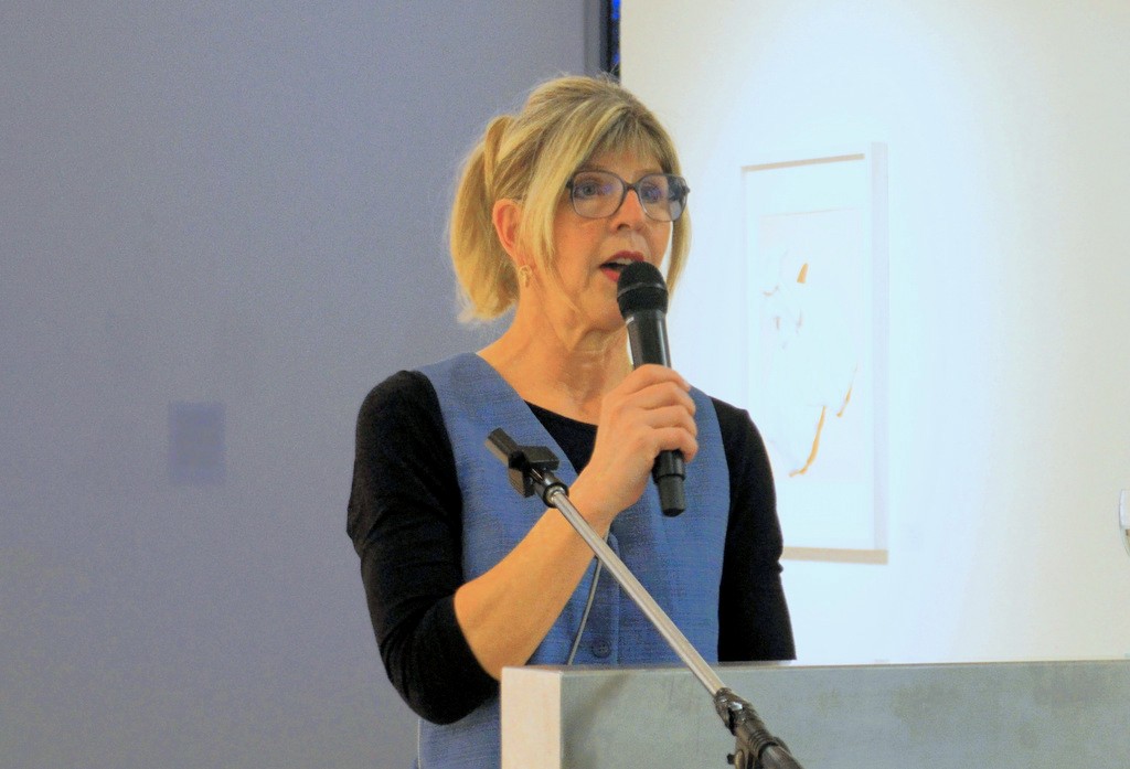 In ihrer Eröffnungsrede fand die Vereinsvorsitzende Susanne Müller-Kölmel klare Worte für die Intention der Ausstellung: (Foto: © Martina Hörle)