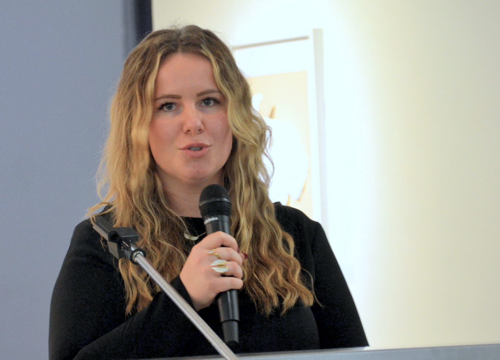 Künstlerin Greta Calaminus eröffnete parallel ihre Einzelausstellung mit dem Titel „Mit einem Flügelschlag“. (Foto: © Martina Hörle)