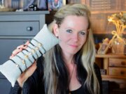 Janine „Nini“ Schmitz kreiert aus Makramee und Baumperlen zauberhafte Schmucksachen. (Foto: © Martina Hörle)