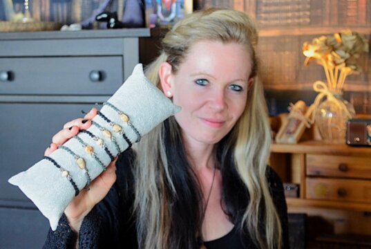 Janine „Nini“ Schmitz kreiert aus Makramee und Baumperlen zauberhafte Schmucksachen. (Foto: © Martina Hörle)