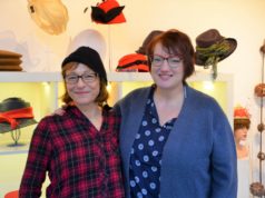 Hutdesignerin Bea Kahl (li.) und Sängerin Heike Anna Frohnhoff freuen sich auf die erste gemeinsame Veranstaltung. Am kommenden Samstag gibt es Jazz im Hutsalon. (Foto: © Martina Hörle)