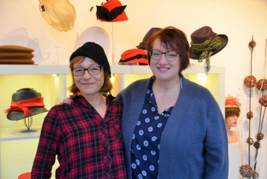 Hutdesignerin Bea Kahl (li.) und Sängerin Heike Anna Frohnhoff freuen sich auf die erste gemeinsame Veranstaltung. Am kommenden Samstag gibt es Jazz im Hutsalon. (Foto: © Martina Hörle)