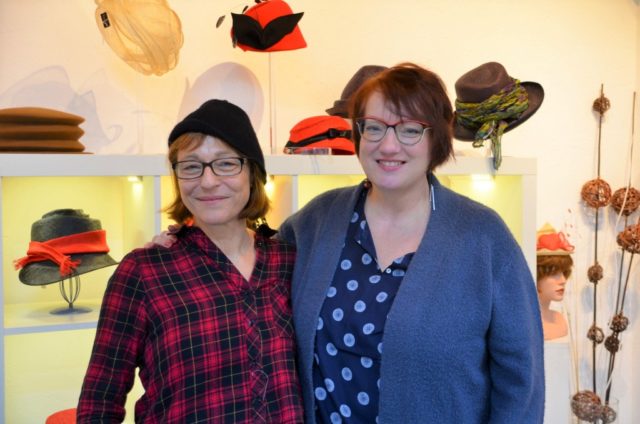 Hutdesignerin Bea Kahl (li.) und Sängerin Heike Anna Frohnhoff freuen sich auf die erste gemeinsame Veranstaltung. Am kommenden Samstag gibt es Jazz im Hutsalon. (Foto: © Martina Hörle)