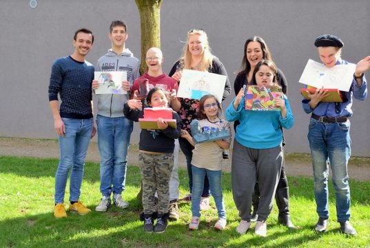 In dem zweiwöchigen Workshop im Atelier AndersARTig gestalten Schülerinnen und Schüler der Wilhelm-Hartschen-Schule unter Leitung von Janine Werner große und kleine Plastiken. (Foto: © Martina Hörle)