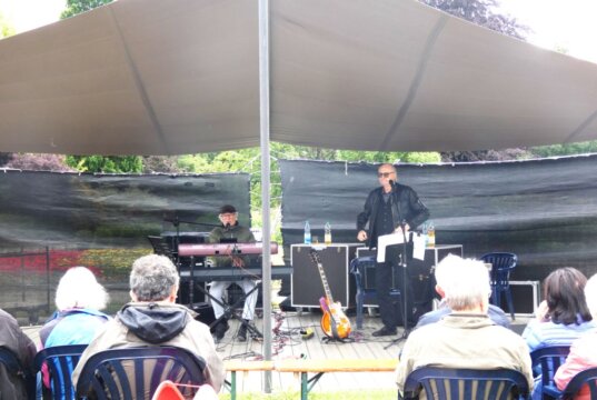 „Just the 2 of us“ spielten bei ihrem Sommerkonzert im Botanischen Garten Song von Joe Cocker, Santana und Ray Charles. (Foto © Sandra Grünwald)