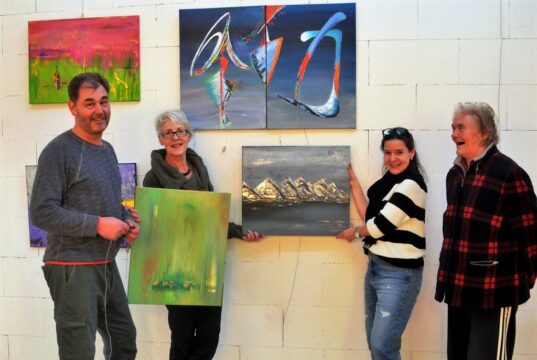 Die Malgruppe von Silke Widenka (v. li. Uwe Klein, Gundula Wolf, Nicole Hartkopf, Bärbel Ludwig) präsentiert am kommenden Sonntag in Gleis 3 ihre neuesten Arbeiten. (Foto: @ Martina Hörle)