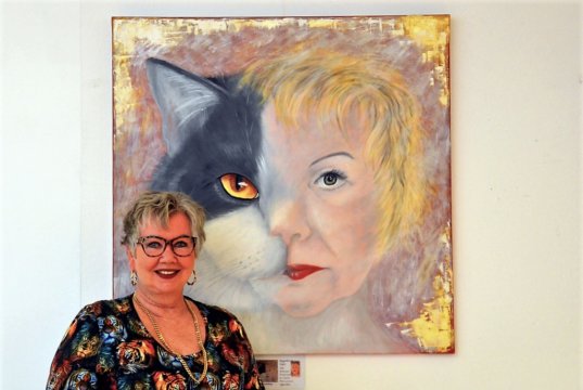 Die Solinger Künstlerin Ingeborg Saes liebt Katzen über alles. Die rechte Hälfte des Bildes ist ein Selbstporträt, die linke Hälfte ihre Lieblingskatze. (Foto: © Martina Hörle)