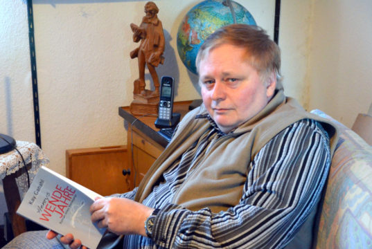Im gleichen Jahr, in dem sich die demokratische Revolution in der DDR zum dreißigsten Mal jährt, ist Kay Ganahls Roman „Henrys Wendejahre. Roman eines Werdegangs“ erschienen. Er erzählt von dem Schicksal eines Jungagenten der Stasi. (Foto: © Martina Hörle)