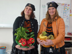 Belmar Baysan-Zorer und Alexandra Nolte (v.l.) von der Kinder-Kochwerkstatt bringen den Grundschülern als Koch-Piraten gesundes Essen und Trinken nah. (Foto © Sandra Grünwald)