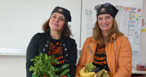 Belmar Baysan-Zorer und Alexandra Nolte (v.l.) von der Kinder-Kochwerkstatt bringen den Grundschülern als Koch-Piraten gesundes Essen und Trinken nah. (Foto © Sandra Grünwald)