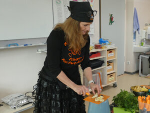 Die Schülerinnen und Schüler lernen auch, wie sie Obst und Gemüse schneiden können, ohne sich dabei zu verletzen. (Foto © Sandra Grünwald)