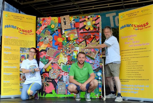 (v. li. Saskia Bela, Julian Prete, Lothar Ruthmann) In der Kunst- und Recycling-Werkstatt ist ein lustiges und farbenfrohes Gesamtkunstwerk entstanden. (Foto: © Martina Hörle)