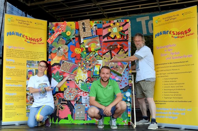 (v. li. Saskia Bela, Julian Prete, Lothar Ruthmann) In der Kunst- und Recycling-Werkstatt ist ein lustiges und farbenfrohes Gesamtkunstwerk entstanden. (Foto: © Martina Hörle)