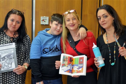 Die Jury (v. li. Manuela Hoor, Christa Huberty mit Sohn Noah, Janine Werner, Fabakary Jobateh fehlt) hatte es dieses Jahr nicht leicht. Unter zahlreichen tollen Bildern musste sie sich für ein Siegerbild entscheiden. (Foto: © Martina Hörle)