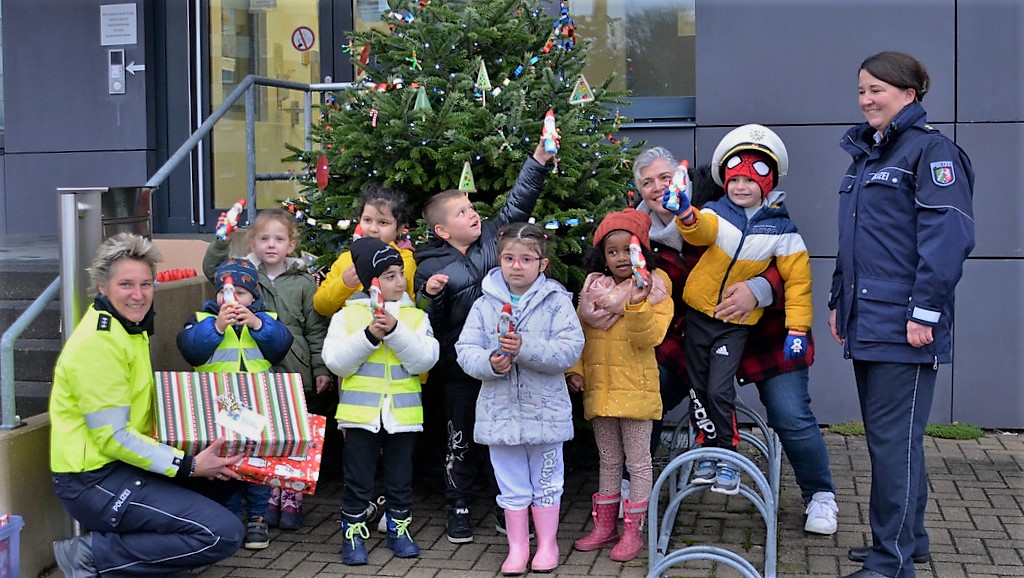 Nach dem Schmücken bekam jedes Kind einen großen Schoko-Nikolaus. (Foto: © Martina Hörle)