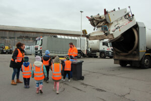 Die Kinder durften einen Blick ins Innere eines Müllautos werfen. (Foto © Sandra Grünwald)